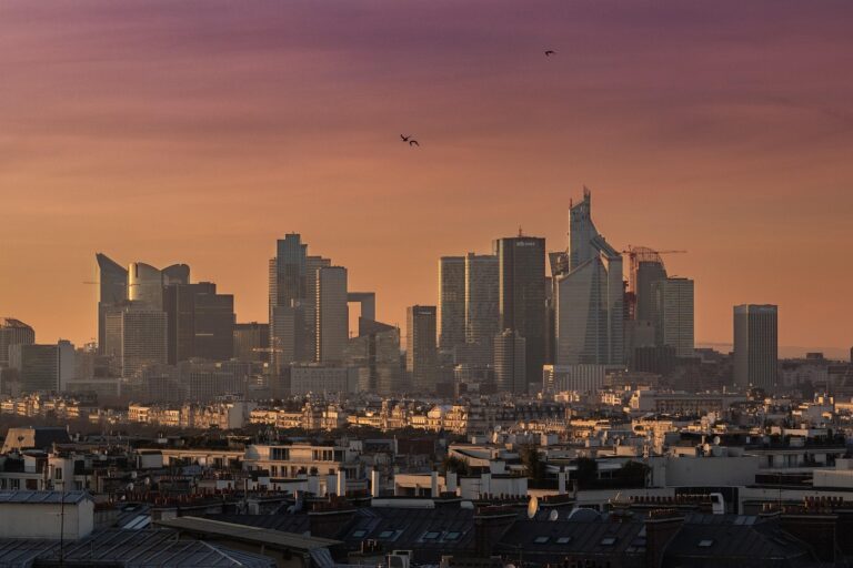 Dach mit optimaler Neigung für effiziente Photovoltaik und nachhaltige Stromerzeugung