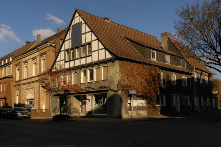 Dach mit optimal ausgerichteten Solarmodulen zur Steigerung der PV-Effizienz