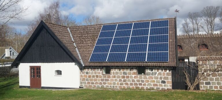 PV-Anlage Spartipps für 2026: Kosten senken und Eigenverbrauch optimieren Moderne Photovoltaikanlage mit Solarmodulen und Batteriespeicher zur Kostensenkung 2026