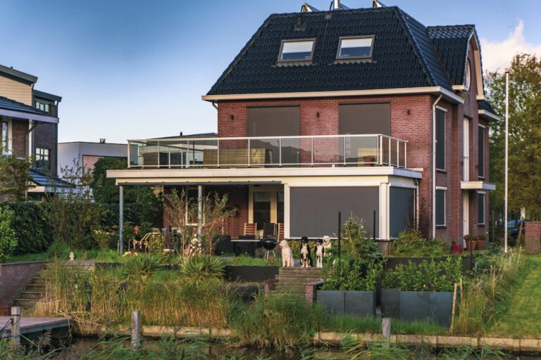 Haus mit installierter Photovoltaikanlage zeigt optimale PV Größe für Strombedarf