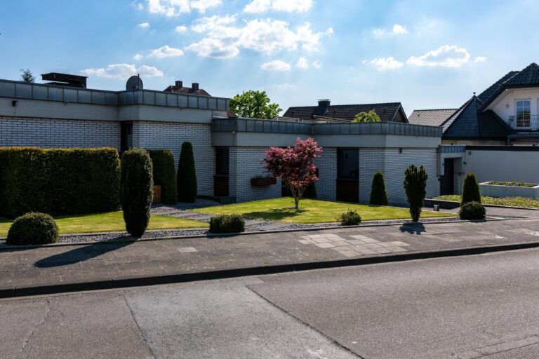 Warum der PV-Miethaus Trend für Vermieter und Mieter wirkt Mehrfamilienhaus mit Solaranlage auf dem Dach als Symbol für PV-Miethaus Trend