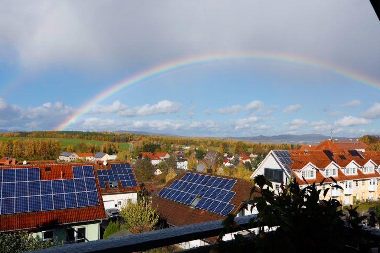 Moderne Photovoltaikanlage am Eigenheim mit effizientem PV Monitoring für optimale Leistung