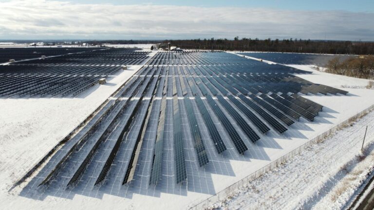 Effizienter PV-Netzanschluss Prozess 2026 für Ihre Solaranlage meistern Solaranlage am Netz angeschlossen mit moderner Photovoltaiktechnik 2026