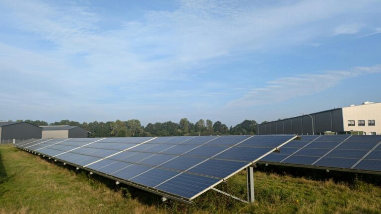 Welche Faktoren beeinflussen die PV-Rendite 2026 am stärksten Moderne Photovoltaikanlage mit Solarzellen zur Optimierung der PV-Rendite 2026