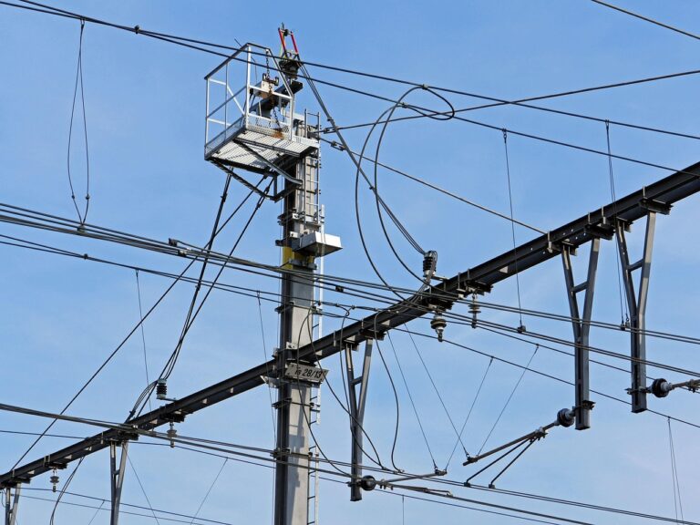 Wie Sie mit Einspeisung Ihrer PV-Anlage Steuern legal sparen können Photovoltaikanlage mit Stromzähler zur legalen Steuereinsparung bei Einspeisung