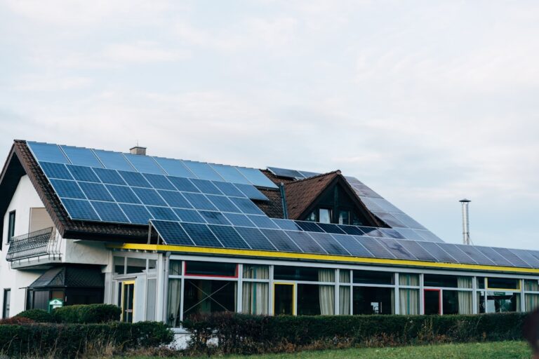 Warum eine PV Versicherung für Ihr Haus jetzt besonders wichtig ist Photovoltaikanlage auf Hausdach mit Schutz durch spezielle PV Versicherung Haus