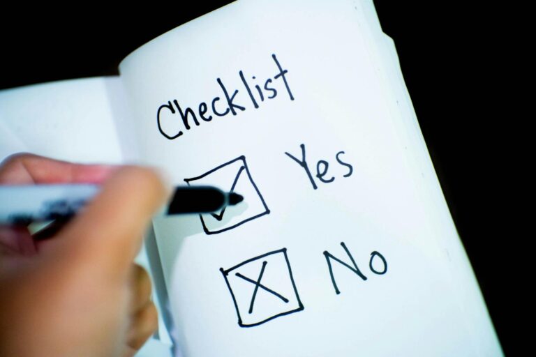 Wichtige Punkte für die PV-Wartung Checkliste zur sicheren Anlagenpflege Photovoltaikanlage mit Wartungscheckliste für sichere und effiziente Anlagenpflege