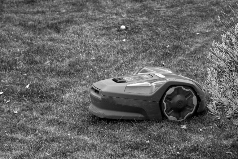 Rasenmäher Roboter: Nachhaltig und selbstständig den Garten pflegen Moderner Rasenmäher Roboter mäht selbstständig umweltfreundlich den privaten Garten