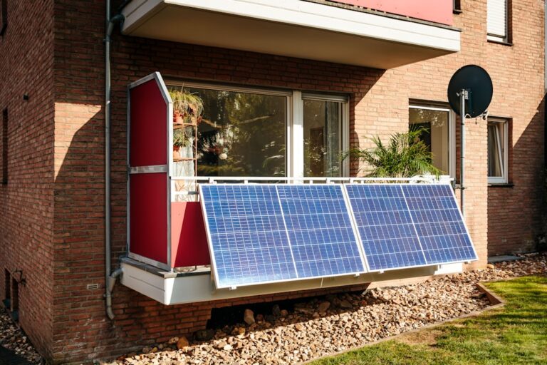 Intelligente Photovoltaikanlage mit Smart Meter und Energiemanagementssystem im Haushalt