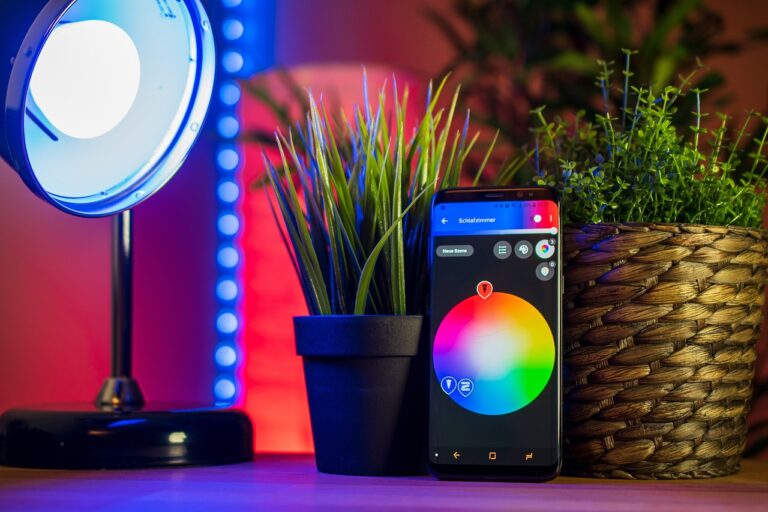 Smarthome und Photovoltaik clever verbinden für nachhaltige Energie Smarthome-Steuerung optimiert Nutzung von Solarenergie aus Photovoltaikanlage im Haus