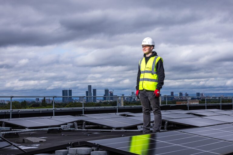 Solarmodule auf Hausdach montiert zur nachhaltigen Stromerzeugung und Energieeffizienz