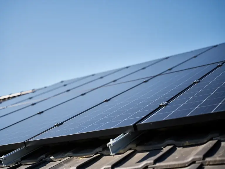 Flachdach oder Schrägdach? So wählen Sie die richtige PV-Montage Vergleich von Flachdach und Schrägdach für optimalen PV-Montageeinsatz