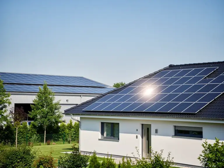 Planung von Photovoltaikanlagen: Gewerbe versus Privathaushalte im Fokus Vergleich von Photovoltaikanlagen für Gewerbe und Privathaushalte in der Planung