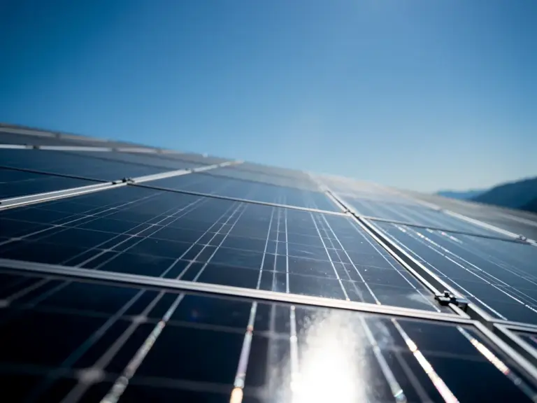 Die Funktionsweise der Solarstromerzeugung in der Photovoltaik Funktionsweise der Solarstromerzeugung durch Photovoltaik mit Solarmodulen und Wechselrichtern