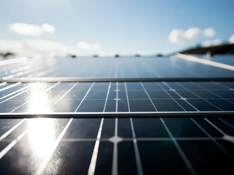 Photovoltaik Grundlagen: PV Komponenten – der große Ratgeber Beispielhafte Darstellung der PV Komponenten in einem Photovoltaik-System