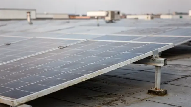 Photovoltaikmodule auf einem Dach im Sonnenlicht, Thema Degradation von Solarmodulen über die Zeit.