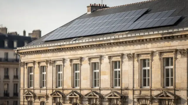 Denkmalgeschütztes Haus mit unauffälligen Solarmodulen auf dem Dach