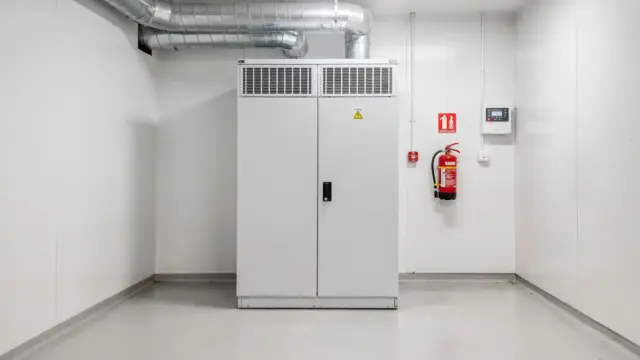 Lithium-Speicher in einem Technikraum mit Abstand zur Wand und Brandschutzmaßnahmen