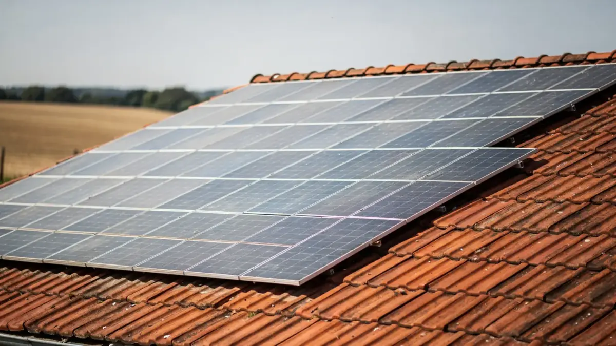 Scheunendach mit Solarmodulen auf einem landwirtschaftlichen Gebäude im ländlichen Umfeld