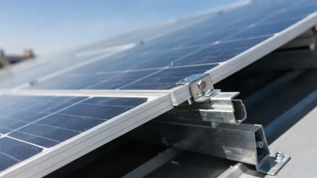 Photovoltaikmodule auf einem Dach in der Sonne, Thema Wirkungsgrad von PV-Modulen.