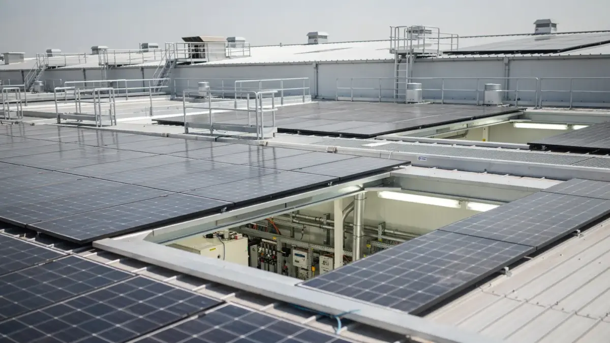 Industriehalle mit Solarmodulen auf dem Dach und Elektroverteilung im Betrieb zum Thema Photovoltaikanlage dimensionieren