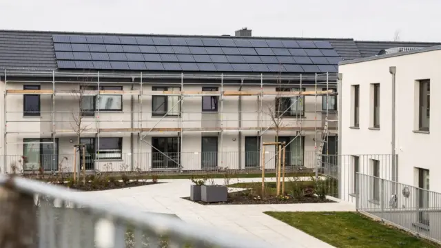 Wohnhaus mit Solaranlage auf dem Dach und Gerüst beim Einbau, Thema Mietminderung wegen Solaranlage
