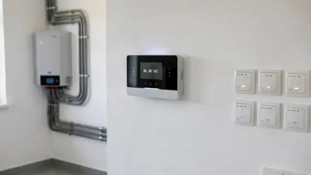 Smart meter und Wechselrichter in einem Hauswirtschaftsraum für die PV-Überschusssteuerung