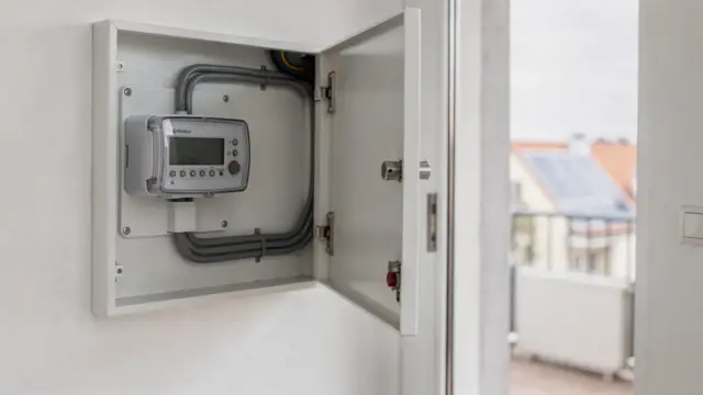 Digitaler Stromzähler im Sicherungskasten eines Wohnhauses mit Bezug zum Balkonkraftwerk